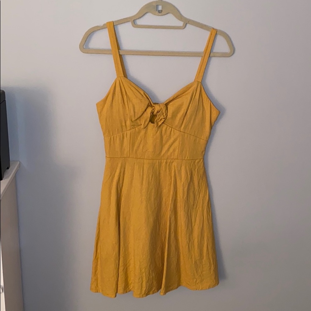 Key-hole yellow dress